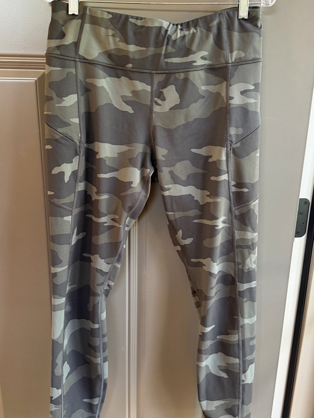 Athleta Camo Contender 7/8 Leggings - Green & Gray, Size large Tall